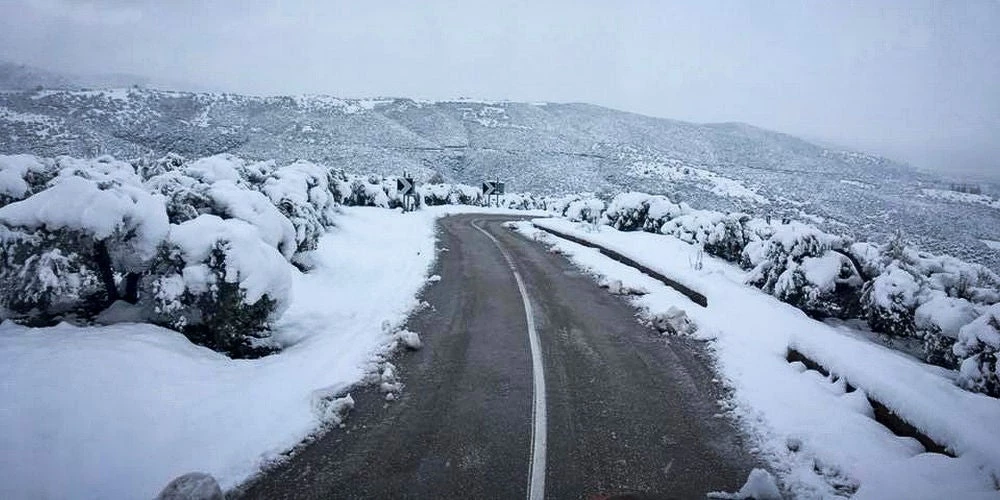 Χιόνια και στην Πάρνηθα – Σε κλοιό κακοκαιρίας η χώρα